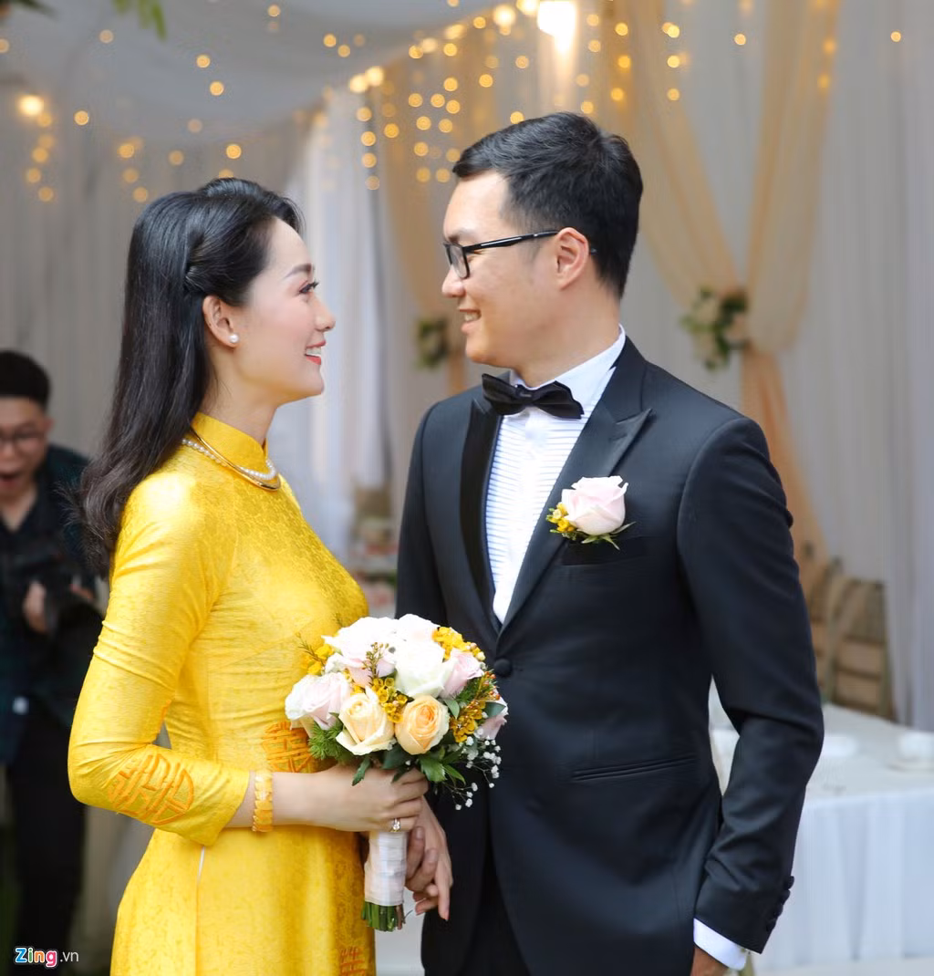 Vào tối cùng ngày, tiệc cưới của Thu Hà và Việt Dũng được tổ chức trong không gian sân vườn kiểu Pháp tại Hà Nội. Cô dâu muốn một không gian nhẹ nhàng, nhiều cây xanh, khác các trung tâm tiệc cưới thường thấy.