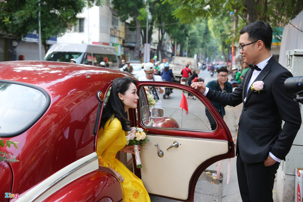 Chú rể rước dâu bằng chiếc xe Peugeot cổ. Sau khi thực hiện các nghi lễ, Thu Hà lên xe về nhà chồng. Trong một bài phỏng vấn trước đây, khi được hỏi về chuyện hôn nhân, Thu Hà từng chia sẻ cô không có quan niệm bao nhiêu tuổi là phải cưới. Theo cô điều quan trọng là chọn được một người có thể đi với mình lâu dài.