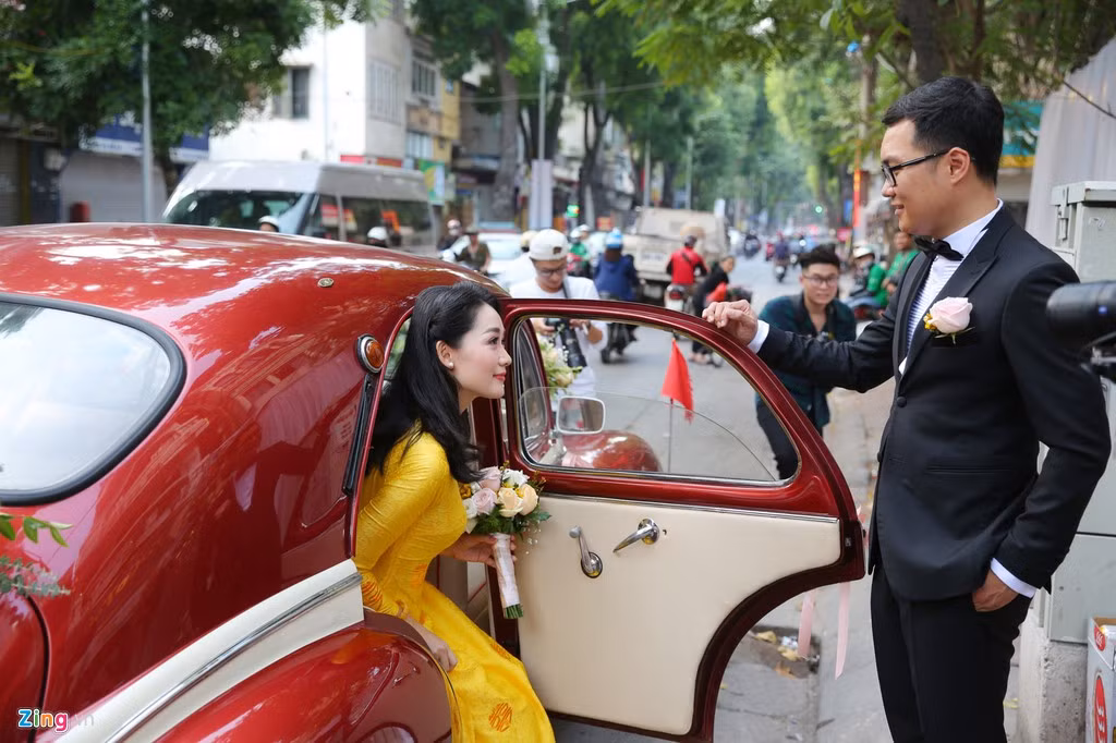 Chú rể rước dâu bằng chiếc xe Peugeot cổ. Sau khi thực hiện các nghi lễ, Thu Hà lên xe về nhà chồng. Trong một bài phỏng vấn trước đây, khi được hỏi về chuyện hôn nhân, Thu Hà từng chia sẻ cô không có quan niệm bao nhiêu tuổi là phải cưới. Theo cô điều quan trọng là chọn được một người có thể đi với mình lâu dài.