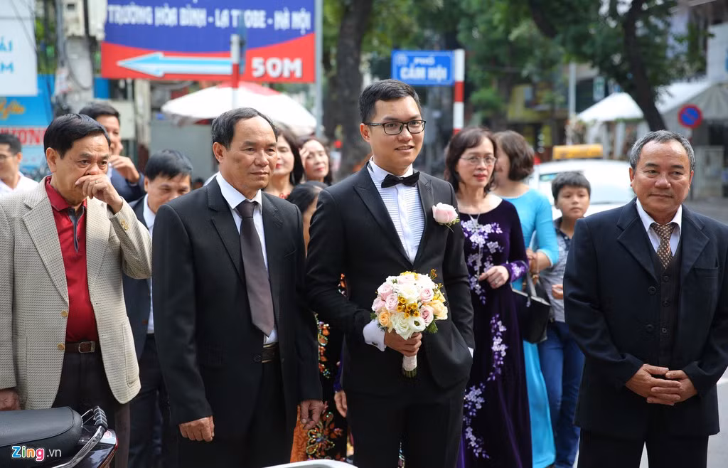 Chú rể Việt Dũng diện suit bảnh bao, cùng đoàn nhà trai đến xin rước dâu theo phong tục truyền thống.