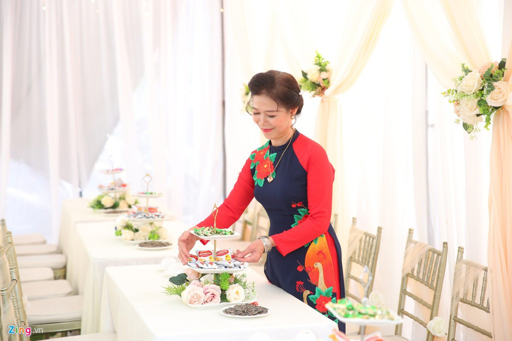 Mẹ của BTV Thu Hà sửa soạn trong ngày trọng đại của con gái. Thu Hà, sinh năm 1988, được biết đến với vai trò biên tập viên của Đài Truyền hình Việt Nam nhiều năm nay. Cô từng dẫn bản tin Chào buổi sáng và hiện tại là Thời sự 19h.