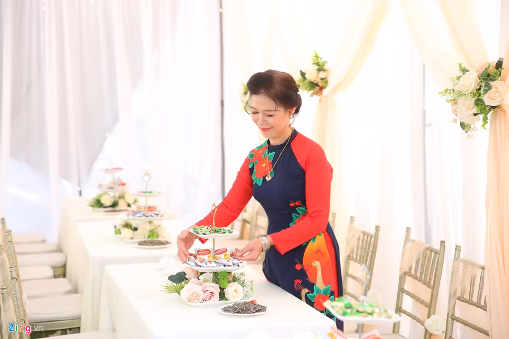 Mẹ của BTV Thu Hà sửa soạn trong ngày trọng đại của con gái. Thu Hà, sinh năm 1988, được biết đến với vai trò biên tập viên của Đài Truyền hình Việt Nam nhiều năm nay. Cô từng dẫn bản tin Chào buổi sáng và hiện tại là Thời sự 19h.