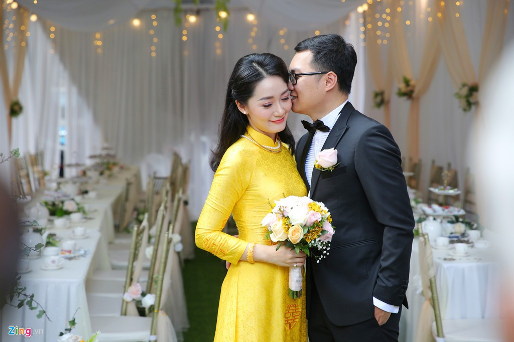 Trước lễ cưới, Thu Hà bật mí cô lựa chọn cho mình thiết kế dáng đuôi cá thanh lịch, không đính đá lấp lánh hay xếp tầng bồng bềnh. Cô nói: " Ở độ tuổi 30, Hà muốn có sự tinh tế của một người phụ nữ trưởng thành để bước vào lễ đường cũng như cuộc sống hôn nhân".