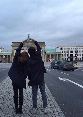 Bảo Anh - Hồ Quang Hiếu sau đó nhiều lần “không hẹn mà gặp” ở nước ngoài. Cả hai được cho là từng cùng đi nghỉ ở Vạn Lý Trường Thành, bến Thượng Hải, làng chài Cineque Terre, quảng trường Old Town. Ảnh: FBNV