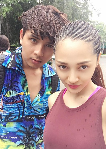 Một ồn ào đời tư khác của Hồ Quang Hiếu vào đầu năm 2016 là nghi vấn Bảo Anh qua đêm ở nhà của anh. Cụ thể, tháng 1/2016, Bảo Anh được ô tô chở đến khu nhà của Hồ Quang Hiếu, sau đó đi bằng xe máy vào trong. Cô ở đó đến tận chiều hôm sau mới trở ra. Ảnh: FBNV