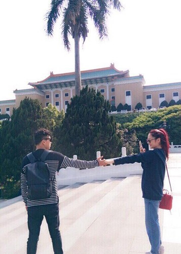 Trước nghi vấn hẹn hò Bảo Anh, Hồ Quang Hiếu phủ nhận. Anh chia sẻ cả hai chỉ là bạn bè. “Bảo Anh rất thân thiết với em gái tôi nên thường xuyên đến nhà chơi. Cô ấy ngủ lại cũng không có gì đặc biệt", Hồ Quang Hiếu lên tiếng về việc nữ ca sĩ qua đêm tại nhà của anh. Ảnh: FBNV