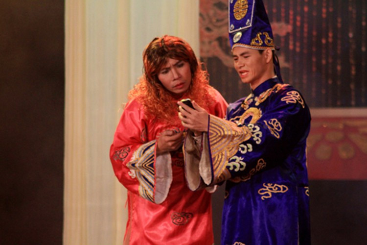 Nam Tào (Xuân Bắc) chuyển nghề làm giám khảo trong Táo quân 2011 cùng Ngọc Hoàng (Quốc Khánh) và Bắc Đẩu. Ảnh: Công Lý