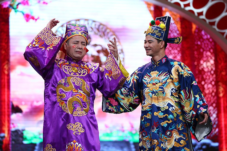 Xuân Bắc tung hứng với nghệ sĩ Chí Trung trong Táo quân 2016. Ảnh: VTV