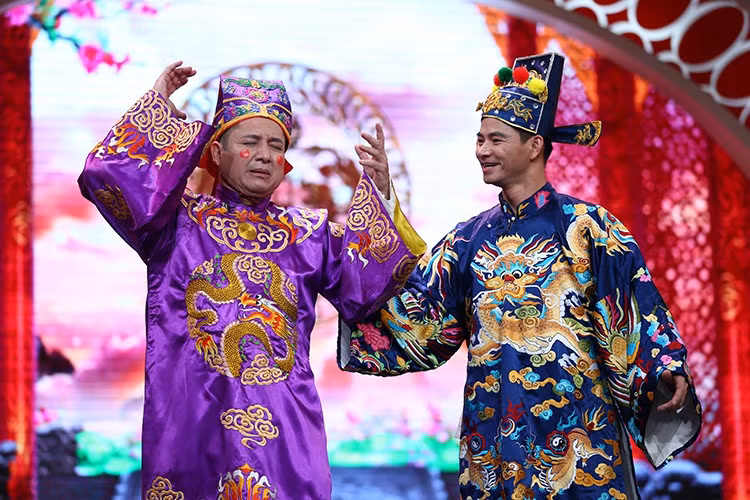 Xuân Bắc tung hứng với nghệ sĩ Chí Trung trong Táo quân 2016. Ảnh: VTV