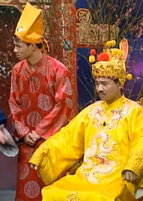 Hình ảnh Xuân Bắc trong Táo quân 2005. Tham gia chương trình, Xuân Bắc gây ấn tượng bởi khả năng diễn hài duyên dáng. Ảnh: Dân Việt