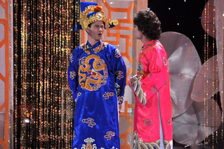 Xuân Bắc và Công Lý là cặp bài trùng của Táo quân bởi tung hứng rất ăn ý trên sân khấu. Ảnh: Giáo dục