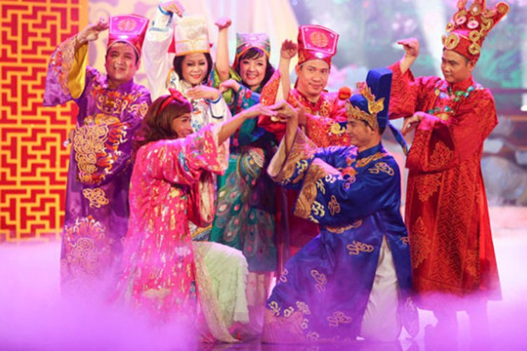 Khoảnh khắc nhí nhảnh của Xuân Bắc bên các nghệ sĩ của Táo quân 2013.