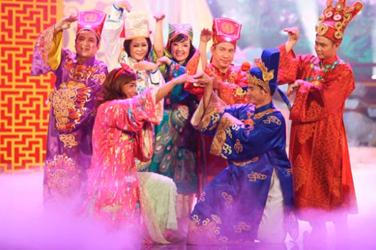 Khoảnh khắc nhí nhảnh của Xuân Bắc bên các nghệ sĩ của Táo quân 2013.