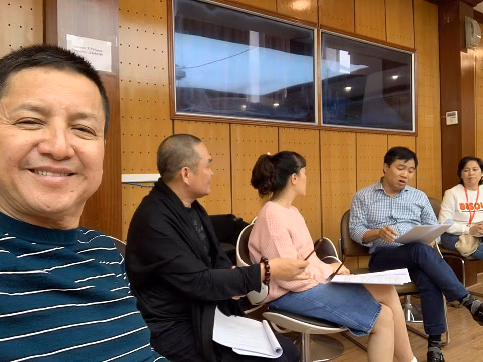 Chí Trung cập nhật hình ảnh buổi tập của các nghệ sĩ với đạo diễn Đỗ Thanh Hải.