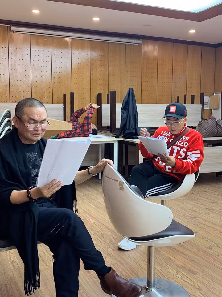 Nghệ sĩ Xuân Hinh và diễn viên trẻ Đỗ Duy Nam.