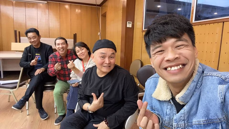 Đáng chú ý, ngoài các gương mặt quen thuộc tham gia các mùa Táo quân còn có sự xuất hiện của "vua hài đất Bắc" Xuân Hinh.