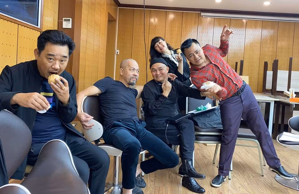 Loạt ảnh lập tức gây sốt trên mạng xã hội. Nhiều fan kỳ vọng sự xuất hiện của Xuân Hinh sẽ thổi luồng gió mới cho chương trình hài cuối năm bên cạnh các gương mặt "lão làng" khác.