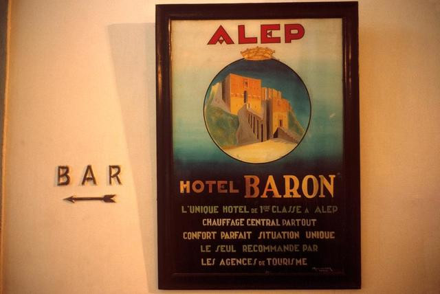 Tấm biển quảng cáo cho khách sạn này. (Ảnh Ifeng)