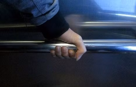 2. Thang máy: Đặc tính của thang thường khiến cho chúng ta có cảm giác u ám, đáng sợ và lạnh lẽ, mà ban đêm dương khí của con người suy nhược nên lại càng cảm thấy không yên tâm.