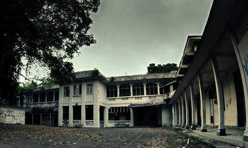 9. Bên ngoài bệnh viện: Nơi đây chứng kiến nhiều linh hồn lìa khỏi trần thế nên âm khí nặng nề, người bình thường, đặc biệt là người đang mang thai không nên đi lại vào ban đêm.