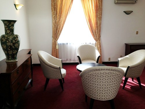 Nơi ngồi sinh hoạt trong phòng phu nhân Tổng thống.