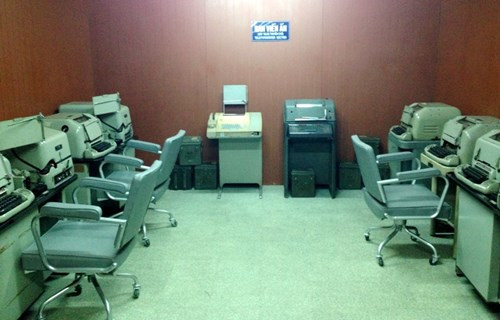 Ở tầng hầm có đầy đủ các phòng truyền tin, phòng in ấn.... bảo đảm việc phát mệnh lệnh của Tổng thống ra bên ngoài.