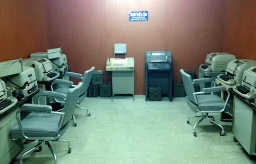 Ở tầng hầm có đầy đủ các phòng truyền tin, phòng in ấn.... bảo đảm việc phát mệnh lệnh của Tổng thống ra bên ngoài.