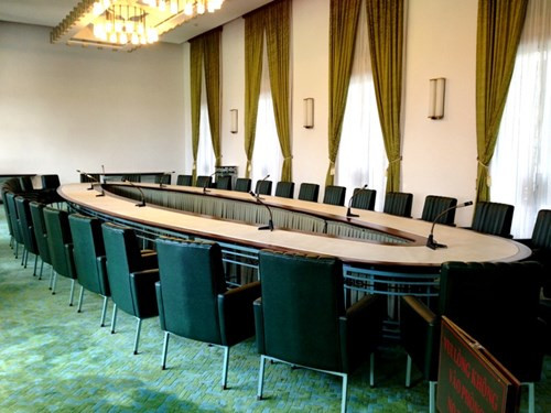 Vào ngày 28/4 vừa qua, Ban Quản lý di tích lịch sử Hội trường Thống Nhất đã mở cửa phòng ngủ của Tổng thống chính quyền Sài Gòn Nguyễn Văn Thiệu. và phòng làm việc của Phó Tổng thống Nguyễn Cao Kỳ. Ảnh: Phòng họp nội các của chính quyền Tổng thống Nguyễn Văn Thiệu (tầng trệt).