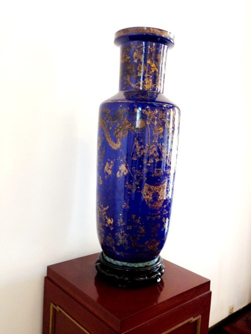 Bình trang trí trong phòng làm việc của Tổng thống.