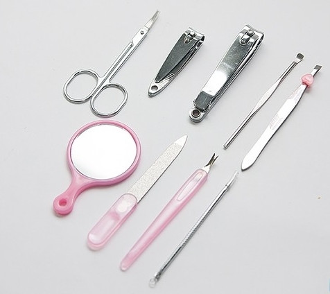 6. Để dao kéo chĩa thẳng vào nơi đông người. Để dao kéo chĩa vào người khác là điều vừa không lịch sự lại tối kị vì chẳng khác nào chĩa sát khí cho người khác. Bên cạnh đó, khi đưa dao cho người khác, nên hướng đầu nhọn về phía mình, đưa cho người khác đầu chuôi. Những cử chỉ này tuy nhỏ nhưng rất quan trọng, nếu không chú trọng, mối quan hệ xã giao của bạn sẽ bị ảnh hưởng.