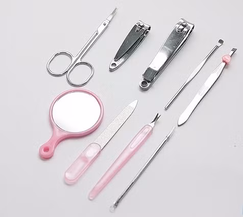 6. Để dao kéo chĩa thẳng vào nơi đông người. Để dao kéo chĩa vào người khác là điều vừa không lịch sự lại tối kị vì chẳng khác nào chĩa sát khí cho người khác. Bên cạnh đó, khi đưa dao cho người khác, nên hướng đầu nhọn về phía mình, đưa cho người khác đầu chuôi. Những cử chỉ này tuy nhỏ nhưng rất quan trọng, nếu không chú trọng, mối quan hệ xã giao của bạn sẽ bị ảnh hưởng.