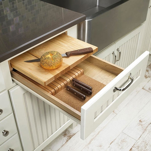 3. Để dao kéo lộn xộn trong phòng bếp, gây bất lợi cho sức khỏe và tài vận. Phòng bếp, phòng ăn là nơi ăn uống của cả nhà, nếu không sạch sẽ, sẽ gây hại cho sức khỏe. Dao kéo bản thân nó đã mang sát khí, do vậy cần thận trọng khi cất giữa. Tốt nhất sau khi dùng, nên cất gọn chúng vào trong ngăn kéo hoặc tủ đồ. Lưu ý, không nên treo dao kéo trên kệ hoặc ngoài ban công, do các đồ này nếu để lộ thiên sẽ hao tài tốn của.