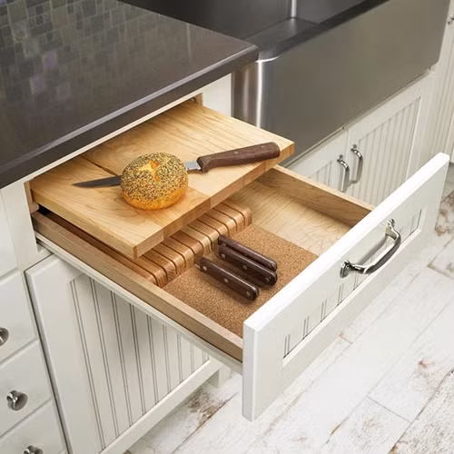 3. Để dao kéo lộn xộn trong phòng bếp, gây bất lợi cho sức khỏe và tài vận. Phòng bếp, phòng ăn là nơi ăn uống của cả nhà, nếu không sạch sẽ, sẽ gây hại cho sức khỏe. Dao kéo bản thân nó đã mang sát khí, do vậy cần thận trọng khi cất giữa. Tốt nhất sau khi dùng, nên cất gọn chúng vào trong ngăn kéo hoặc tủ đồ. Lưu ý, không nên treo dao kéo trên kệ hoặc ngoài ban công, do các đồ này nếu để lộ thiên sẽ hao tài tốn của.