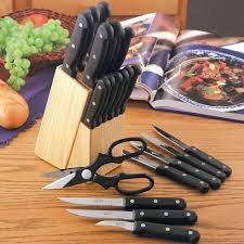 5. Đặt dao kéo ở phía Bắc, phía Tây hoặc phía Đông ngôi nhà. Nếu đặt dao kéo ở những vị trí này trong nhà, tức là đã phạm phải sao Ngũ Hoàng, Nhị Hắc và Tứ Phi, không có lợi cho vận thế và sức khỏe. Nhất là những ai phạm sao Thái Tuế, vận khí vốn đã không tốt lại còn giảm đi trôgn thấy, sức khỏe vô cùng bất lợi, các mối quan hệ xã hội trở nên căng thẳng hơn.