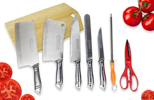 2. Để dao kéo bừa bãi ở phòng khách, không tốt cho sự nghiệp, mang tới điều xui xẻo. Thông thường, dao đặt trong phòng khách phục vụ cho mục đích gọt hoa quả hoặc các loại dao kiếm trang trí. Phòng khách là nơi tiếp đón khách, nếu không đặt cẩn thận sẽ ảnh hưởng tới các mối quan hệ xã giao và gây bất lợi cho sự nghiệp của bạn. Vì thế, khi dùng xong, nên dùng bao chuyên dụng bọc lại, nếu không có thì dùng mảnh vải bọc lại, vừa an toàn lại đảm bảo thẩm mĩ.