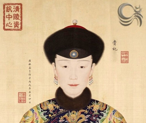 Tuệ Hiền Hoàng quý phi Cao Thị: Tuệ Hiền Hoàng quý phi Cao Thị là con gái của Đại học sỹ Cao Bân. Cha bà vốn là một “bao y” – người hầu phục vụ trong gia đình quý tộc Mãn Châu, sau này được nhập tịch vào Mãn tộc. Ngày 26/1 năm Càn Long thứ mười hai (1745), bà được truy phong là “Hoàng Quý phi”, thụy hiệu “Tuệ Hiền”.