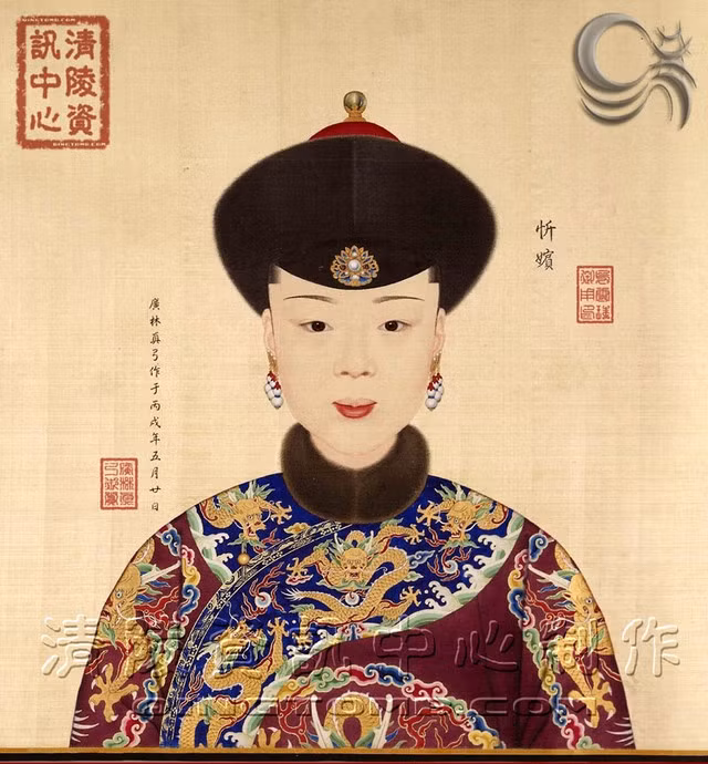 Hân Quý phi Đới Giai thị: Hân tần – tức Hân Quý phi Đới Giai thị - là con gái của Tổng đốc Tô Đồ, người gốc Mãn Châu. Vào năm Càn Long thứ mười tám (1754) Đái Giai thị nhập cung. Đến năm Càn Long thứ 19, bà được tấn phong làm “Hãn tần”. Bức chân dung của bà cũng được vẽ vào thời điểm này.Vào năm Càn Long thứ hai mươi tám (1763) bà được tấn phong làm “Hãn phi”. Vào tháng 11 cùng năm này, bà qua đời. Tang lễ của bà được tổ chức theo nghi lễ dành cho Quý phi.