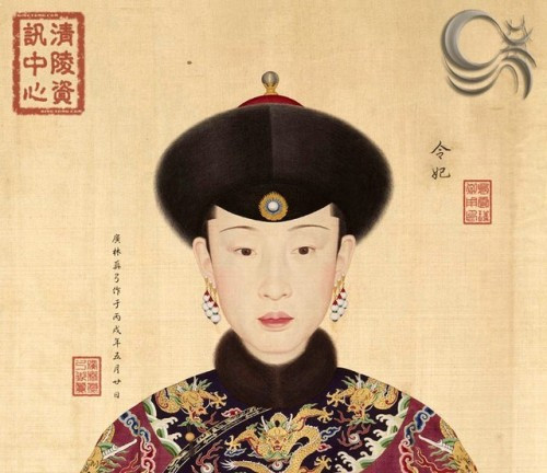 Hiếu Nghi Thuần Hoàng hậu Ngụy thị: Lệnh phi – tức Hiếu Nghi Thuần Hoàng hậu Ngụy thị là con gái của Nội quản Ngụy Thanh Thái. Tháng 4 năm Càn Long thứ 14 (1749), bà được tấn phong là “Lệnh phi”. Bức chân dung của bà cũng được vẽ vào thời điểm này. Tiếp đó vào năm Càn Long thứ 30, Ngụy thị lại được tấn phong làm “Hoàng Quý phi”. Hoàng Quý phi Ngụy thị sinh được sáu người con. Hoàng tử Ngung Diễm (Hoàng đế Gia Khánh) là một trong số đó. Tháng 9 năm Càn Long thứ 60, Ngung Diễm được sắc phong làm Hoàng thái tử. Tháng mười năm đó, Lệnh Ý Hoàng Quý phi Ngụy thị được truy phong là Hiếu Nghi Thuần Hoàng hậu.