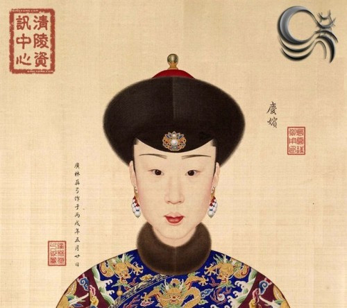 Khánh Cung Hoàng Quý phi Lục thị: “Khánh tần” tức Hoàng Quý phi Lục thị, là con gái của Lục Sỹ Long. Bà sinh vào ngày 24 tháng 6 năm Ung Chính thứ 2 (1724). Năm Càn Long thứ 5, Lục thị nhập cung, được phong làm Quý nhân. Tháng 6 năm Càn Long thứ 16 (1740) được phong “Khánh tần”. Bức họa chân dung của bà được vẽ vào thời điểm này. Năm Càn Long thứ 24 (1759), Lục thị được tấn phong làm “Khánh phi”. Bà được phong làm “Khánh Quý phi” vào năm Càn Long thứ ba mươi ba. Năm Càn Long thứ 39 ( 1774 ), bà qua đời, thọ 51 tuổi, không có con cái. Bà là dưỡng mẫu của Thanh Nhân Tông Gia Khánh đế, được ông đánh giá là người mẹ “dưỡng dục chu toàn”, “hiền hậu như mẹ đẻ”. Khi bà mất, tang lễ được tổ chức vô cùng long trọng, được truy phong làm “Khánh Cung Hoàng Quý phi”.