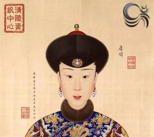 Khánh Cung Hoàng Quý phi Lục thị: “Khánh tần” tức Hoàng Quý phi Lục thị, là con gái của Lục Sỹ Long. Bà sinh vào ngày 24 tháng 6 năm Ung Chính thứ 2 (1724). Năm Càn Long thứ 5, Lục thị nhập cung, được phong làm Quý nhân. Tháng 6 năm Càn Long thứ 16 (1740) được phong “Khánh tần”. Bức họa chân dung của bà được vẽ vào thời điểm này. Năm Càn Long thứ 24 (1759), Lục thị được tấn phong làm “Khánh phi”. Bà được phong làm “Khánh Quý phi” vào năm Càn Long thứ ba mươi ba. Năm Càn Long thứ 39 ( 1774 ), bà qua đời, thọ 51 tuổi, không có con cái. Bà là dưỡng mẫu của Thanh Nhân Tông Gia Khánh đế, được ông đánh giá là người mẹ “dưỡng dục chu toàn”, “hiền hậu như mẹ đẻ”. Khi bà mất, tang lễ được tổ chức vô cùng long trọng, được truy phong làm “Khánh Cung Hoàng Quý phi”.