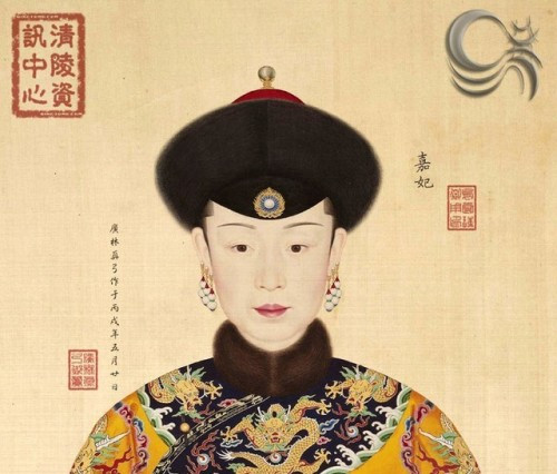 Thục Gia Hoàng Quý phi Kim thị: Gia phi – tức Thục Gia Hoàng Quý phi Kim thị. Khi mới vào cung, Kim thị được phong làm Quý nhân. Tháng 12 năm Càn Long thứ 2 (1737) bà được phong là “Gia tần”. Năm Càn Long thứ tư, Kim thị hạ sinh tứ Hoàng tử Vĩnh Thành. Sau đó, vào tháng năm Càn Long thứ sáu, bà được tấn phong làm “Gia phi”. Bức họa chân dung của bà cũng được vẽ vào thời điểm tấn phong này. Vào năm Càn Long thứ 13 (1748), bà được tấn phong làm “Gia Quý phi”. Sau đó vào năm Càn Long thứ mười bảy (1751), bà sinh hạ Thập nhất Hoàng tử.