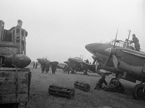 11. Máy bay ném bom Pe-2.