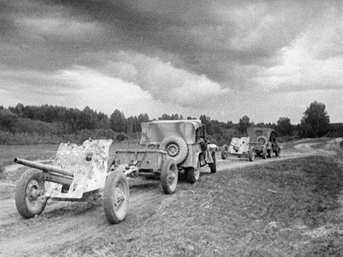 10. Xe kéo pháo GAZ-76.