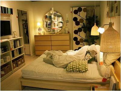 3. Phòng ngủ bừa bãi: Phòng ngủ được coi là nơi chứa đựng nhiều năng lượng của tình yêu nhất. Nơi này bừa bãi, lộn xộn với nhiều dây điện chằng chịt, tủ quần áo dơ bẩn... sẽ tạo ra nguồn sát khí, dễ gây khẩu thiệt thị phi, vợ chồng cãi vã, hôn nhân đổ vỡ.