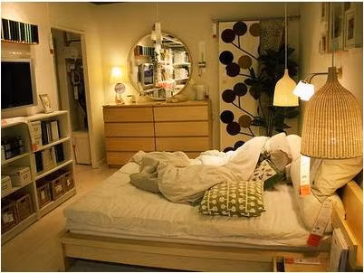 3. Phòng ngủ bừa bãi: Phòng ngủ được coi là nơi chứa đựng nhiều năng lượng của tình yêu nhất. Nơi này bừa bãi, lộn xộn với nhiều dây điện chằng chịt, tủ quần áo dơ bẩn... sẽ tạo ra nguồn sát khí, dễ gây khẩu thiệt thị phi, vợ chồng cãi vã, hôn nhân đổ vỡ.