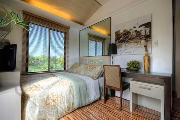 6. Kê giường gần cửa sổ: Kê giường gần cửa sổ, nhà vệ sinh... đều là những điều đại kị phong thủy nhà ở. Như vậy dễ dẫn tới tình trạng vợ chồng ốm yếu, đời sống tình dục không hòa hợp, khiến một trong hai nảy sinh tâm lý ngoại tình.