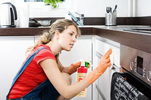 Yếu tố phong thủy nhà ở không chỉ ảnh hưởng đến tài vận, sức khỏe mà còn có mối liên hệ mật thiết với đời sống hôn nhân, tình cảm vợ chồng. Nếu phạm phải những đại kị phong thủy nhà ở dưới đây, coi chừng hôn nhân đổ vỡ. 1. Nhà bếp dơ bẩn: Nhà bếp đại diện cho vận khí của người phụ nữ trong nhà. Bếp dơ bẩn, nguồn nước bị tắc nghẽn sẽ ảnh hưởng xấu tới sức khỏe nữ giới trong nhà cũng như gây trở ngại cho tình cảm vợ chồng. Đây là một trong những đại kỵ phong thủy nhà ở khiến tình cảm, hôn nhân rạn nứt.