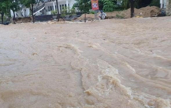 Quy Nhơn: Mưa lớn nước lên nhanh, người dân không kịp trở tay - Hình 2 Quy Nhon: Mua lon nuoc len nhanh, nguoi dan khong kip tro tay-Hinh-2