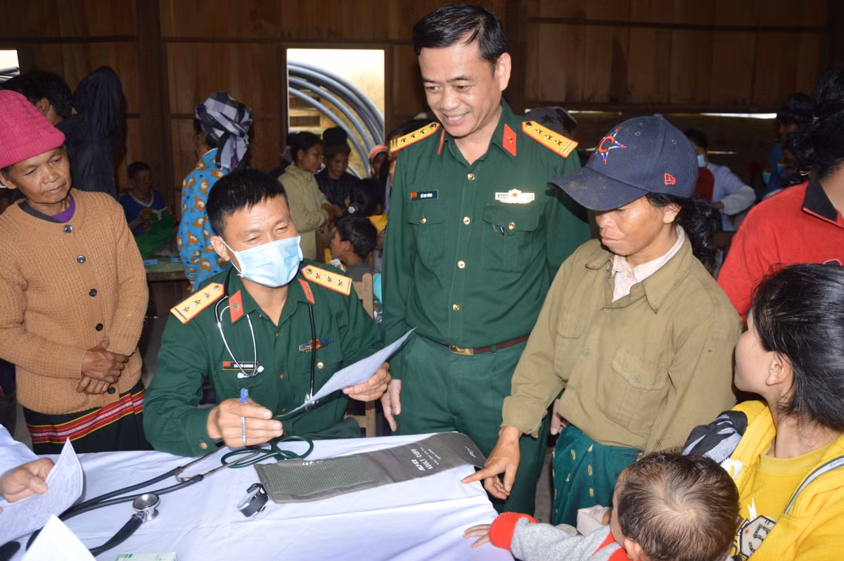 Quang Nam: Tham, tang qua, kham benh cap thuoc cho nhan dan Lao-Hinh-2
