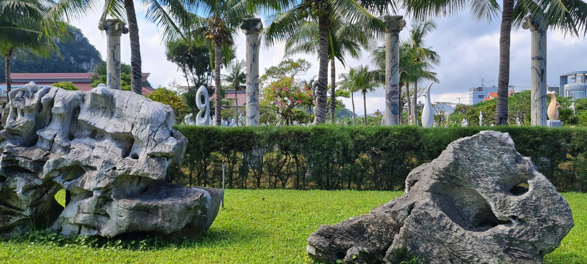 Làng đá mỹ nghệ Non Nước nằm ngay dưới chân núi Ngũ Hành Sơn, cách trung tâm thành phố Đà Nẵng khoảng 8 km.